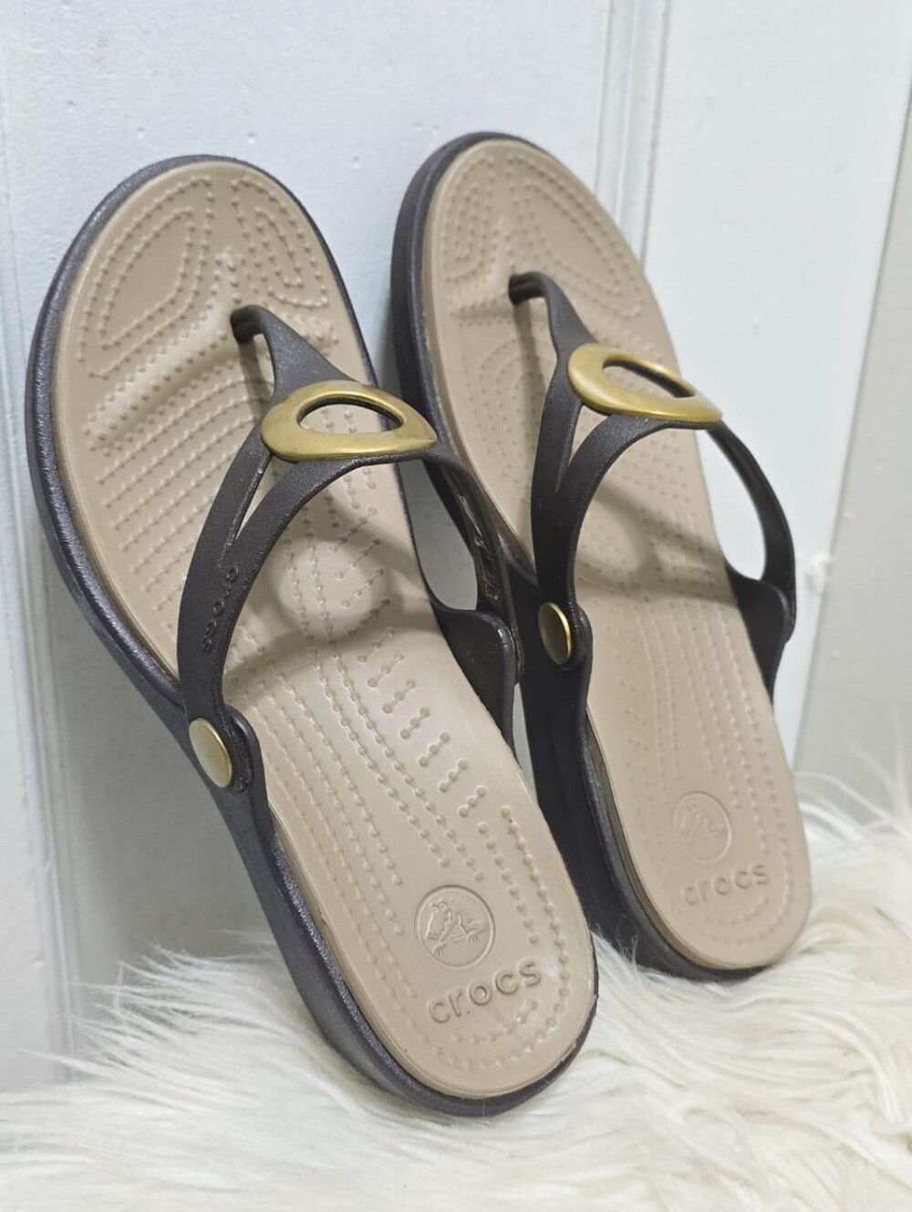 Crocs Sanrah Brown Gold Medallion Ring Wedge Women's Sz 6